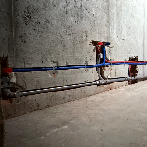 Штробление стен под трубы водоснабжения и канализации